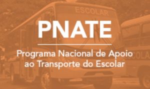 Banner com ônibus escolar ao fundo, e por cima a sigla PNATE