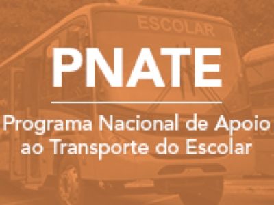 Banner com ônibus escolar ao fundo, e por cima a sigla PNATE