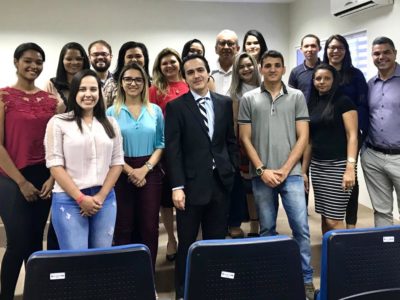 Pessoas posando e sorrindo