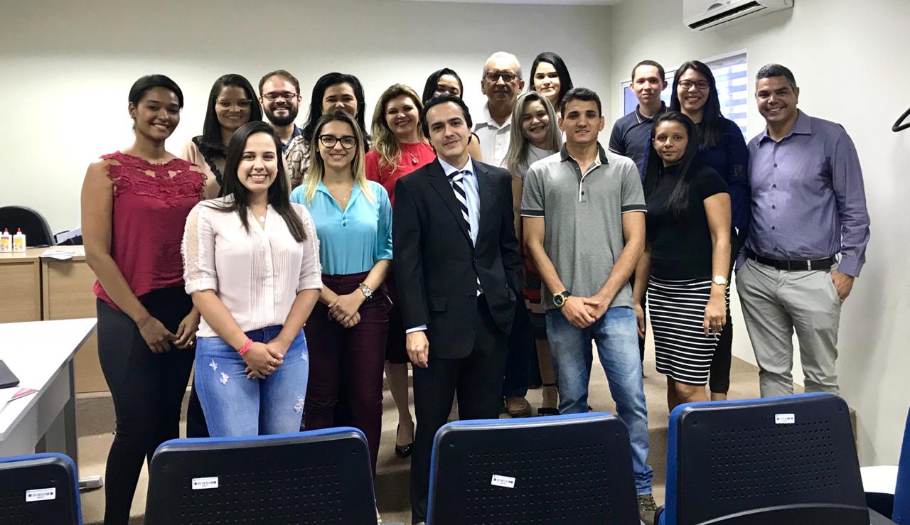Pessoas posando e sorrindo