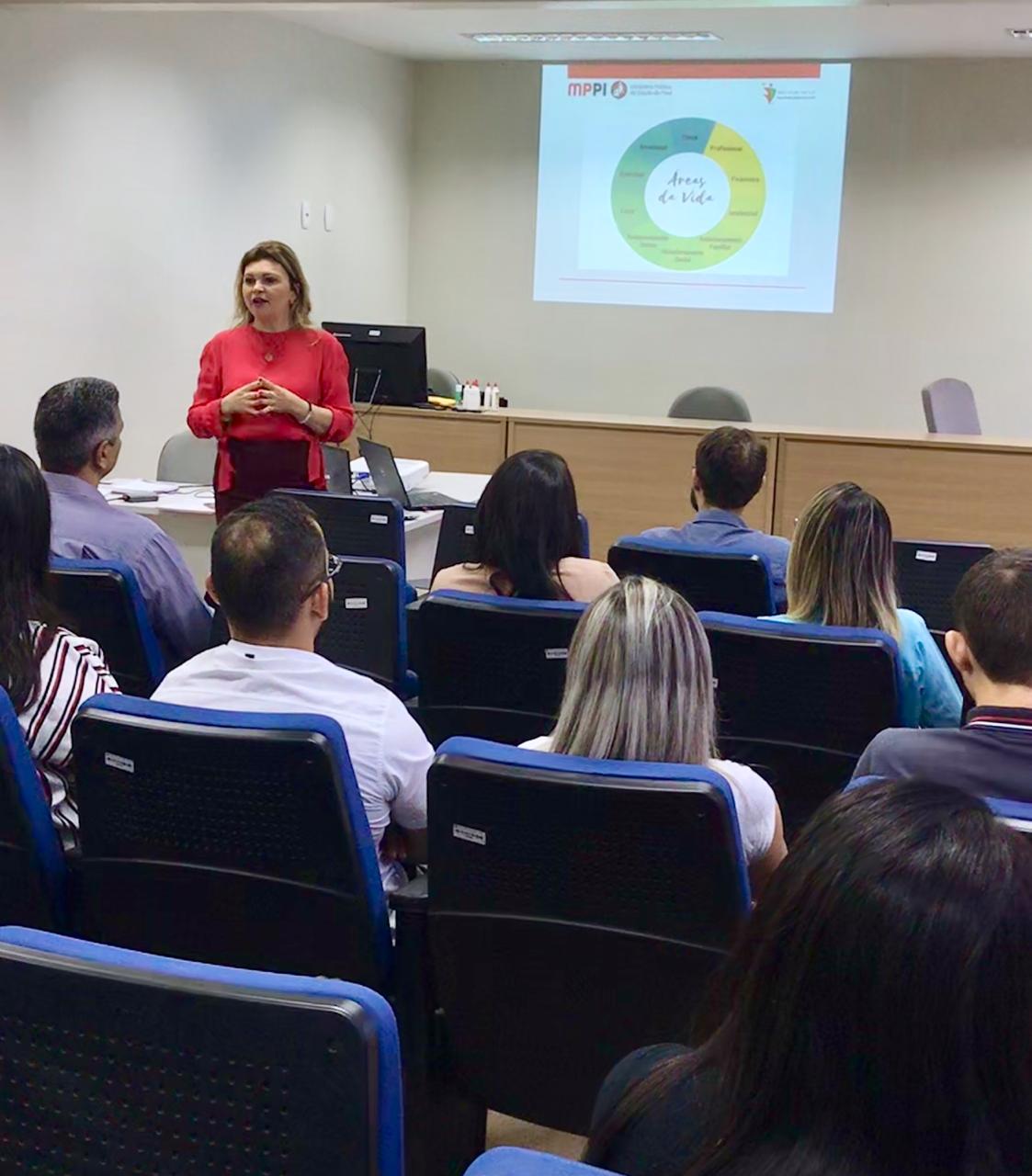 Pessoa ministrando palestra