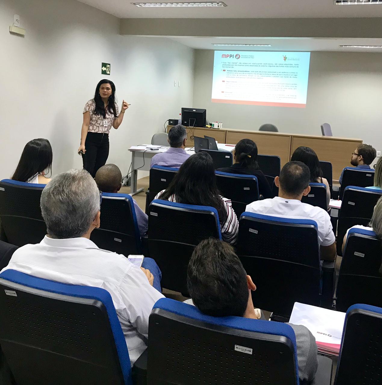Pessoa ministrando palestra