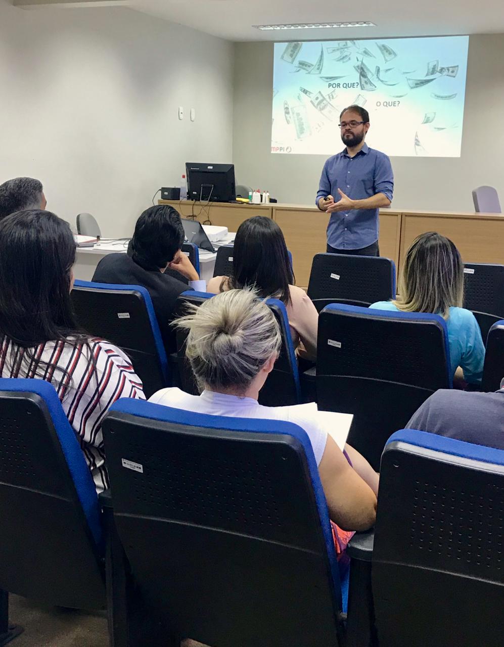 Pessoa ministrando palestra