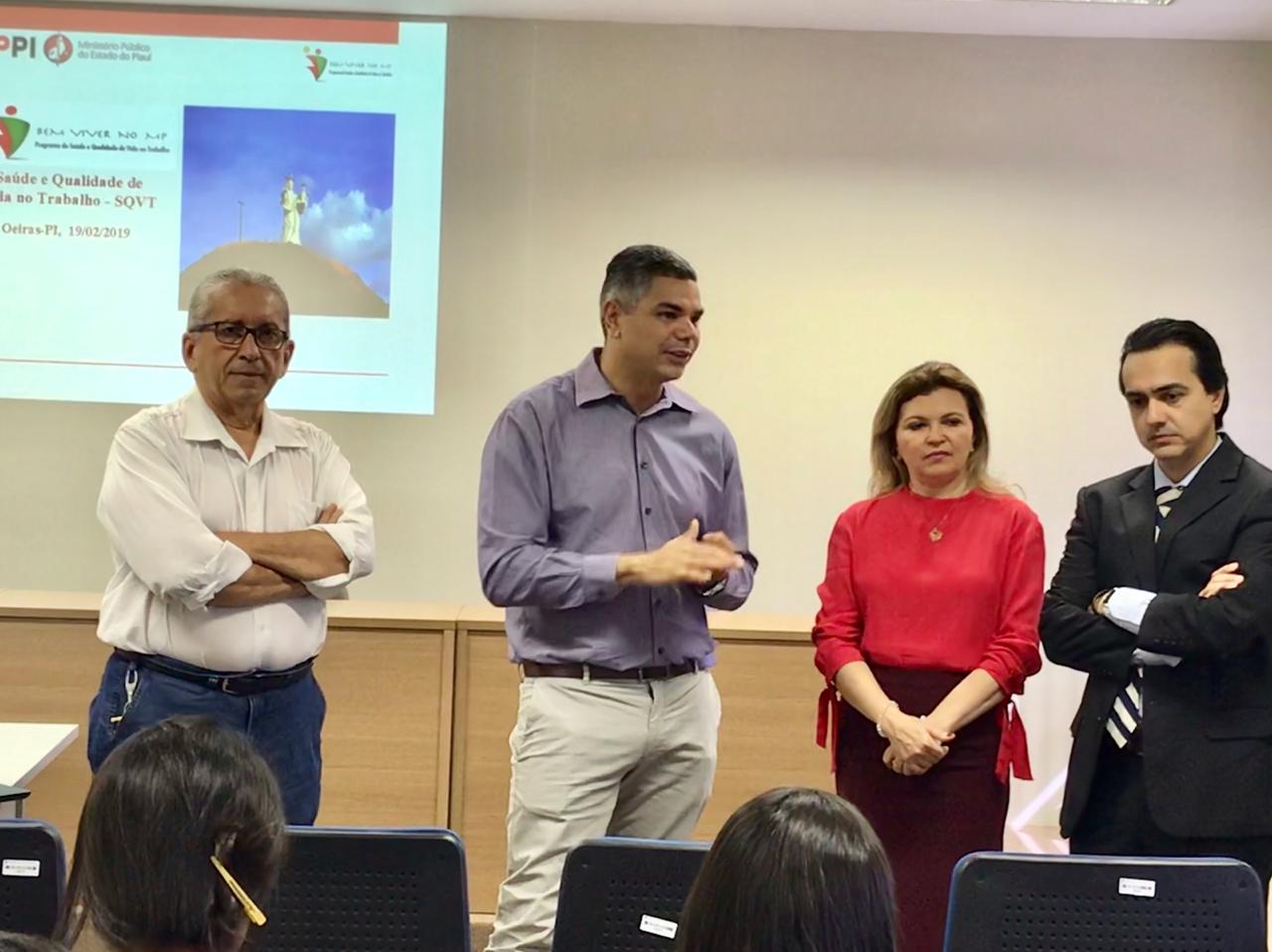 Promotores de Justiça diante da plaeia
