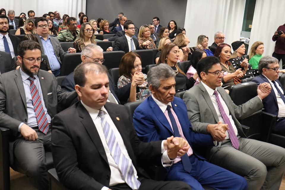 Plateia em exercício de meditação
