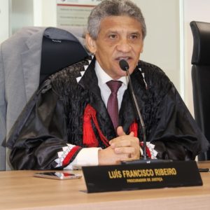 Homem falando com microfone
