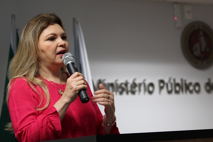Mulher falando para o público