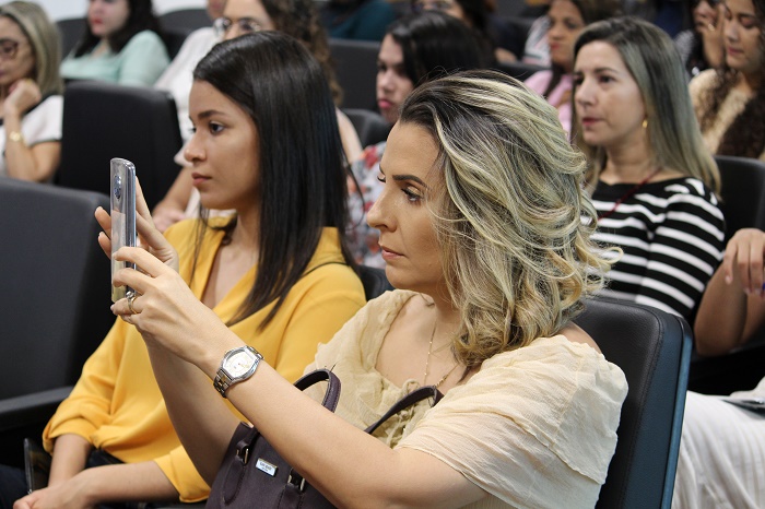 Mulher fotografando evento
