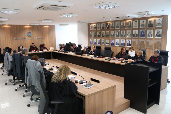 Pessoas sentadas em plenário 