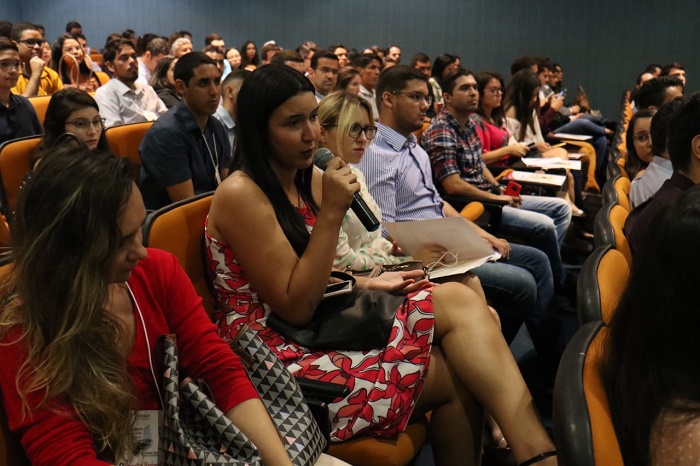 Pessoas interagem com palestra 