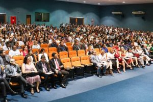 Auditório repleto de pessoas