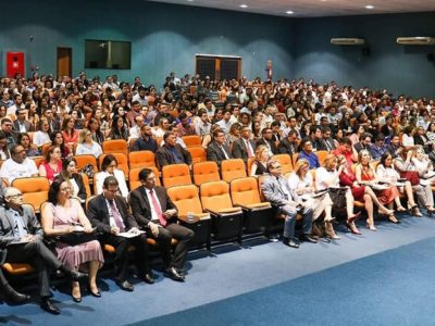 Auditório repleto de pessoas