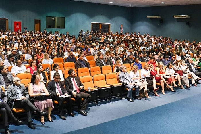 Auditório repleto de pessoas