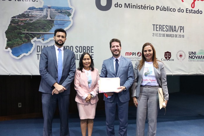 Pessoas de pé posando para fotos após evento