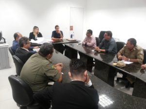 Pessoas sentadas em volta de uma mesa