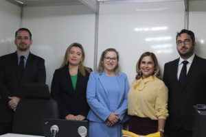 Quatro pessoas de pé sorrindo
