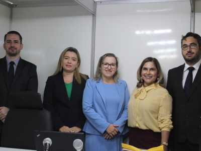 Quatro pessoas de pé sorrindo