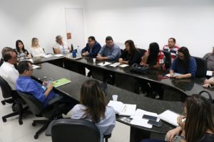 Pessoas sentadas em volta de uma mesa
