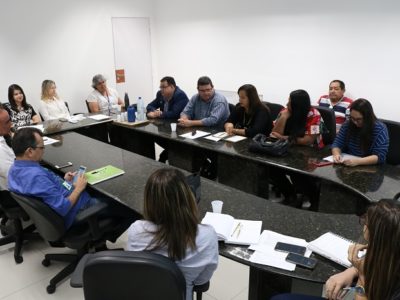 Pessoas sentadas em volta de uma mesa