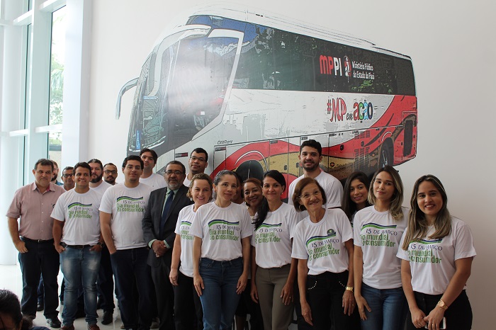 Colaboradores do Procon reunidos para foto