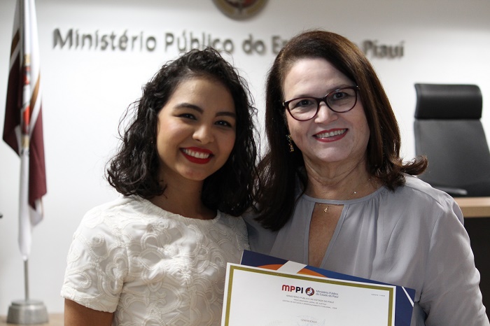 Consultora de imagem e estilo recebe certificado 