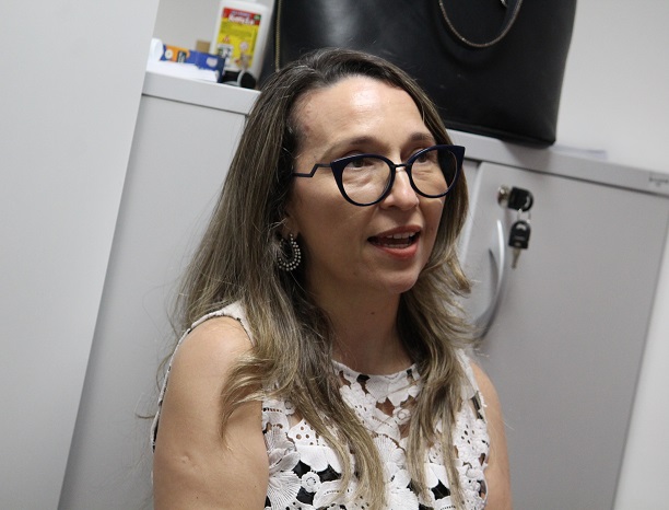 Pessoa discursa para plateia 