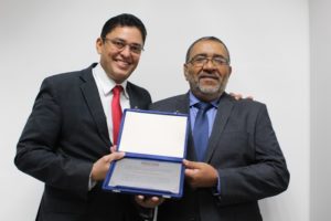Homem recebe placa de homenagem