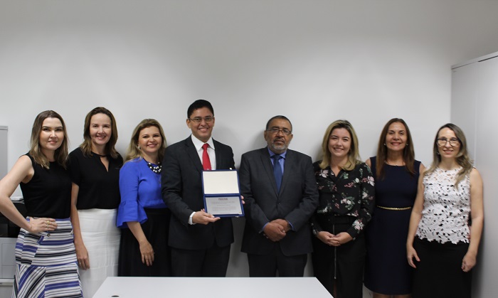 Membros e servidores posam para foto durante homenagem 