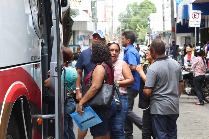 Pessoas aguardando atendimentos do PROCON ITINERANTE