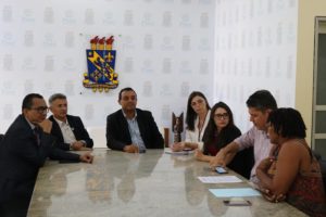 Autoridades reunidas para análise de projeto sobre violência contra a mulher