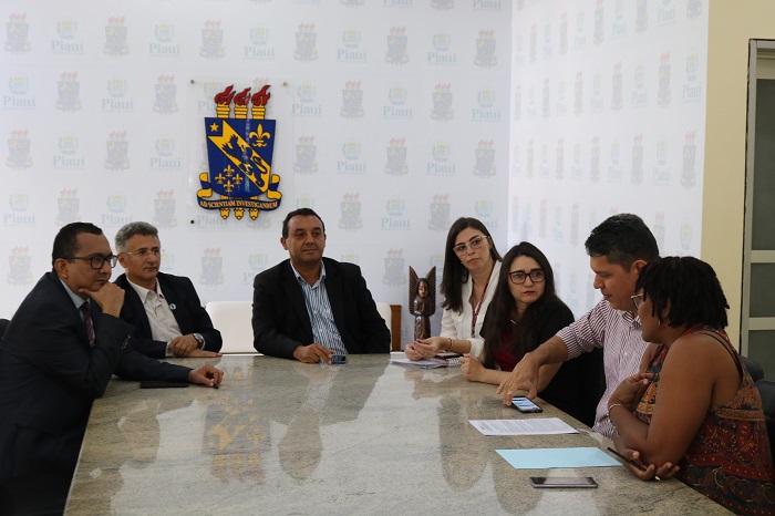 Autoridades reunidas para análise de projeto sobre violência contra a mulher