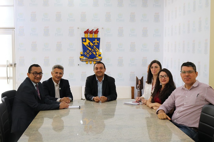 Autoridades reunidas para análise de projeto sobre violência contra a mulher 