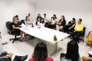 Pessoas sentadas em volta de uma mesa
