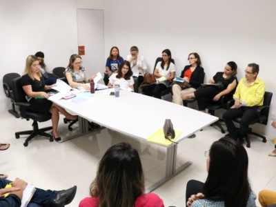 Pessoas sentadas em volta de uma mesa
