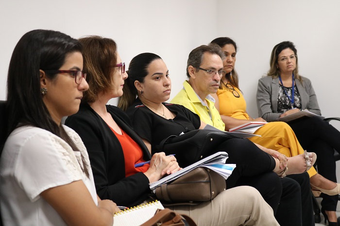 Pessoas sentadas 