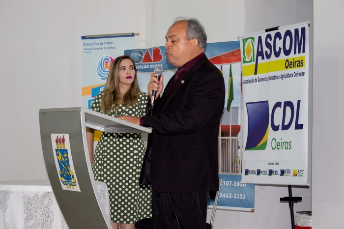 Pessoa de pé falando 