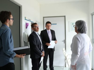 Pessoas de pé conversando