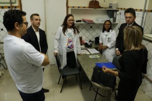 Pessoas de pé conversando