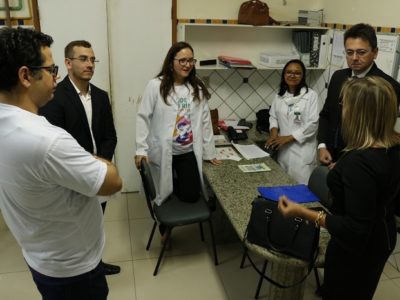 Pessoas de pé conversando