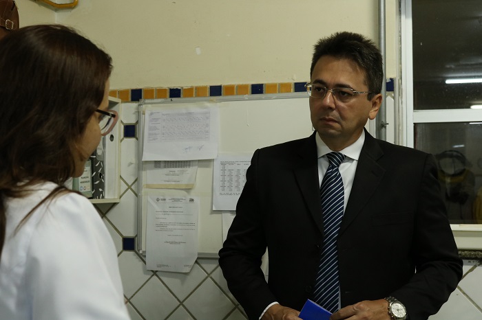 HOmem de pé conversando com uma mulher 