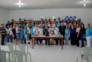 Pessoas de pé sorrindo