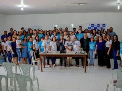 Pessoas de pé sorrindo