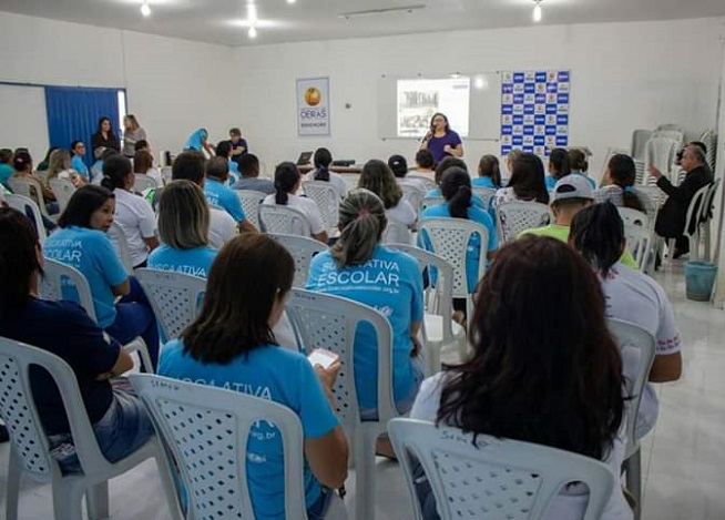 Pessoas sentadas em auditório 