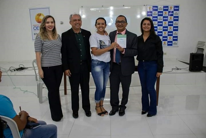 Pessoas de pé sorrindo 