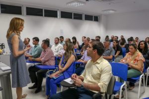 Pessoas sentadas em sala de aula