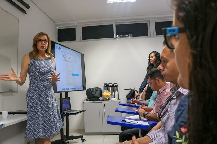 Pessoas sentadas assistindo palestra 