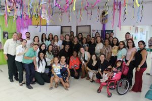 Pessoas de pé sorrindo
