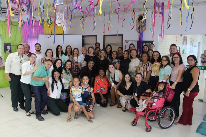 Pessoas de pé sorrindo