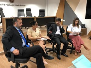 Pessoas sentadas em em auditório durante