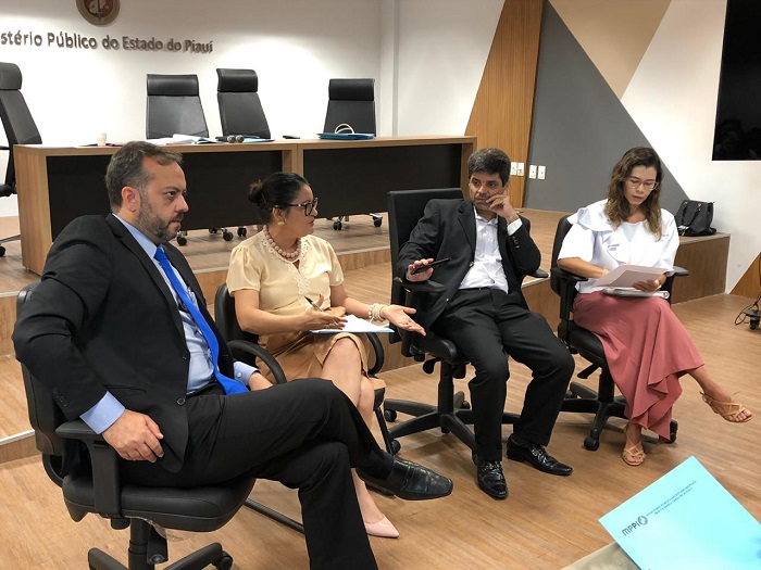 Pessoas sentadas em em auditório durante